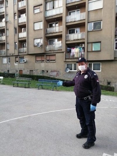 ДРАМА У БОРУ Маказама претио радницама да ће их побити, а онда у парку полицајцу викао да има КОРОНУ